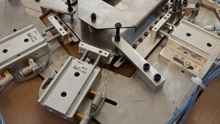 En SEMSI fabricamos fixturas para máquinas embolsadoras PFAFF y DURKOPP ADLER